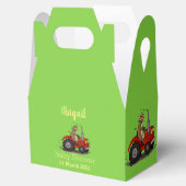 Cute happy cow driving a red tractor cartoon geschenkschachtel (Geöffnet)