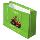 Cute happy cow driving a red tractor cartoon große geschenktüte (Vorderseite Schrägansicht)