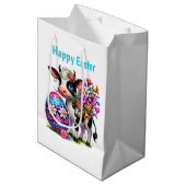 Cute Happy Easter cow customizable Medium  Mittlere Geschenktüte (Vorderseite Schrägansicht)