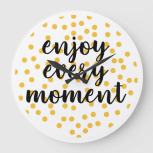 Cute, happy, inspirational "Enjoy Every Moment" Große Wanduhr