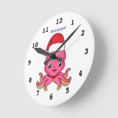 Cute happy octopus wearing Christmas hat cartoon Runde Wanduhr (Winkel)