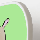 Cute happy smiling hamster with peanut cartoon pickleball schläger (Linke Seite)