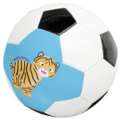 Cute happy tiger cub cartoon fußball (Dreiviertel)