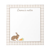 Cute Hare With Carrots On Beige Gingham Easter Notizblock (Vorderseite)