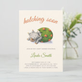 Cute Hatching Soon Dinosaur Baby Shower Einladung (Stehend Vorderseite)