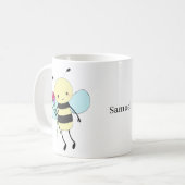 Cute Honey Bee Holding Flowers Custom Name Kaffeetasse (Vorderseite Links)