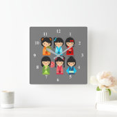 Cute Japanese Kokeshi doll pattern Quadratische Wanduhr (Zuhause)