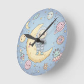 Cute Kawaii Space - Astronaut and Smiling Moon Runde Wanduhr (Winkel)