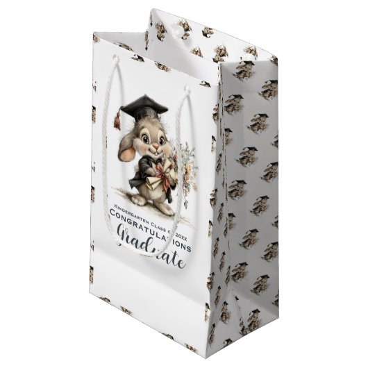  Cute Kindergarten Graduation Bunny Design Kleine Geschenktüte (Vorderseite Schrägansicht)