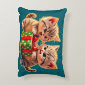 **Cute Kittens Fighting Over a Gift – Funny Christ Dekokissen (Rückseite(Vertikal))