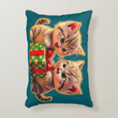 **Cute Kittens Fighting Over a Gift – Funny Christ Dekokissen (Vorderseite(Vertikal))