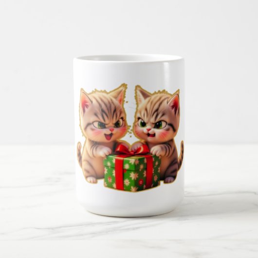 **Cute Kittens Fighting Over a Gift – Funny Christ Kaffeetasse (Mittel)