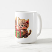 **Cute Kittens Fighting Over a Gift – Funny Christ Kaffeetasse (VorderseiteRechts)