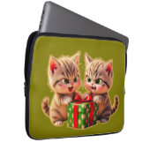 **Cute Kittens Fighting Over a Gift – Funny Christ Laptopschutzhülle (Vorne Rechts)