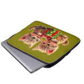 **Cute Kittens Fighting Over a Gift – Funny Christ Laptopschutzhülle (Vorne Knopf)