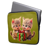 **Cute Kittens Fighting Over a Gift – Funny Christ Laptopschutzhülle (Vorderseite Links)