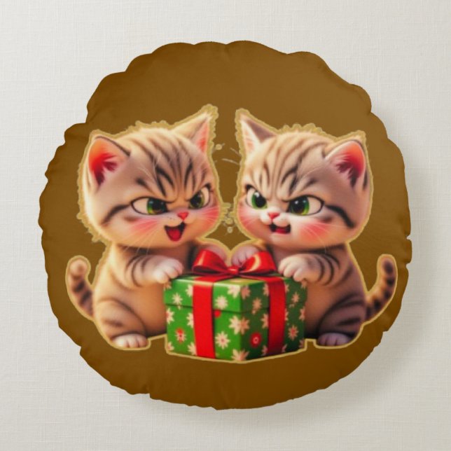 **Cute Kittens Fighting Over a Gift – Funny Christ Rundes Kissen (Vorderseite)