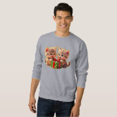 **Cute Kittens Fighting Over a Gift – Funny Christ Sweatshirt (Vorne ganz)