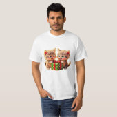 **Cute Kittens Fighting Over a Gift – Funny Christ T-Shirt (Vorne ganz)