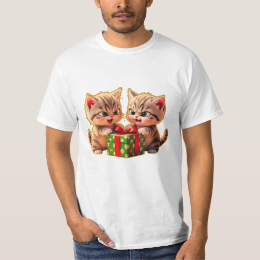 **Cute Kittens Fighting Over a Gift – Funny Christ T-Shirt (Vorderseite)
