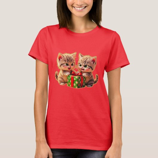 **Cute Kittens Fighting Over a Gift – Funny Christ T-Shirt (Vorderseite)