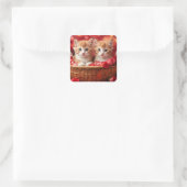 Cute Kittens in a Straw Basket Quadratischer Aufkleber (Tasche)