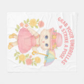 Cute Kitty in Pink Dress – Umbrella Pose Fleecedecke (Vorderseite (Horizontal))
