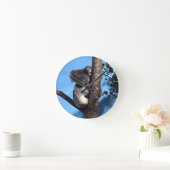 Cute Koala in a tree with a blue background Runde Wanduhr (Zuhause)