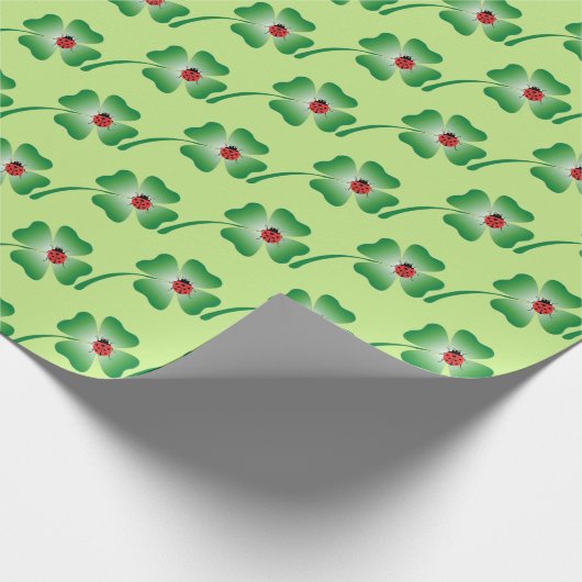 Cute ladybug on a four leaf clover! geschenkpapier (Ecke)