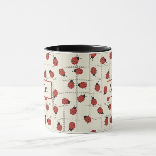 Cute ladybug pattern & Custom Name on Cream White Tasse (Zentrum)