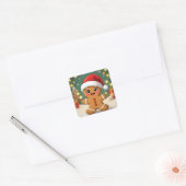 Cute little gingerbread man with Christmas hat Quadratischer Aufkleber (Umschlag)