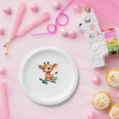 Cute little giraffe on a skateboard Classic T-Shir Pappteller (Party)
