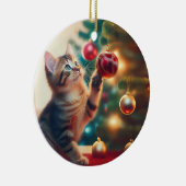 Cute Little Kitten Playing With Christmas Bulb Keramik Ornament (Rechts)