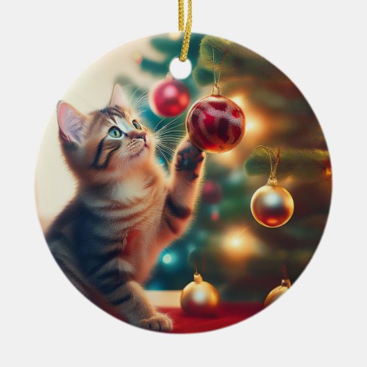 Cute Little Kitten Playing With Christmas Bulb Keramik Ornament (Vorne)