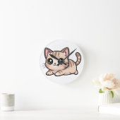 Cute Lying Tabby Kitten Kawaii Style Runde Wanduhr (Zuhause)