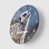 Cute Meerkat Posing Personalized Name Runde Wanduhr (Winkel)