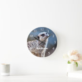 Cute Meerkat Posing Personalized Name Runde Wanduhr (Zuhause)