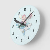 Cute Mermaid Riding a Dolphin Under the Sea Runde Wanduhr (Winkel)
