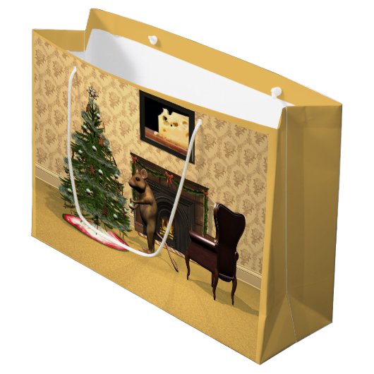 Cute Mouse Decorating a Christmas Tree Große Geschenktüte (Vorderseite Schrägansicht)