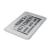 Cute Nana's kitchen word art Badematte (Schrägansicht)