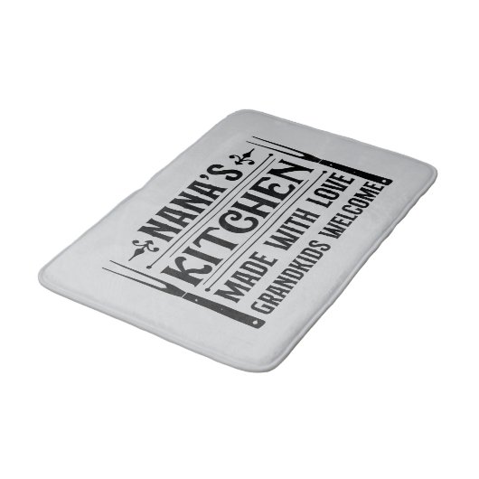 Cute Nana's kitchen word art Badematte (Schrägansicht)