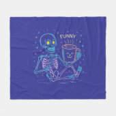 Cute Neon Skeleton Drinking Coffee – Funny Pastel Fleecedecke (Vorderseite (Horizontal))