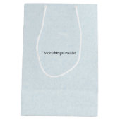 Cute Nice Things Inside Quote Blue Bag Mittlere Geschenktüte (Rückseite)