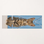 Cute Nosy Tabby Cat Kitten Sitting in a Blue Fence Yogamatte (Vorderseite (Horizontal))