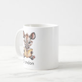 Cute Okapi Reading a Book Custom Kaffeetasse (Vorderseite Links)