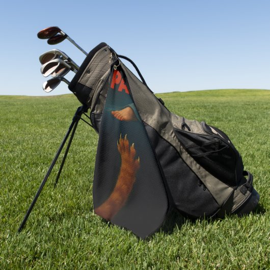 Cute Orange Tabby vs Human Foot  Golfhandtuch (Gras)