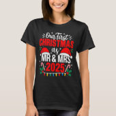 Cute Our First Christmas As Mr &amp; Mrs 2025 Coup T-Shirt (Vorderseite)