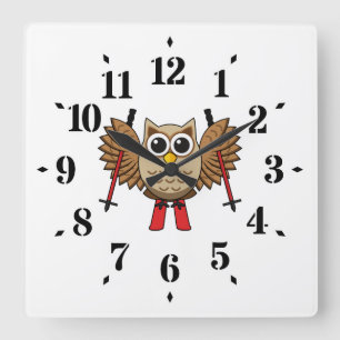 Cute Owl Skiing Cartoon Quadratische Wanduhr