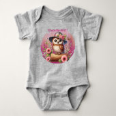 Cute Owl with Hat & Floral Scene Baby Strampler (Vorderseite)