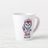 Cute Penguin Nurse Pink Stethoscope Custom Milchtasse (Rechte Ecke)